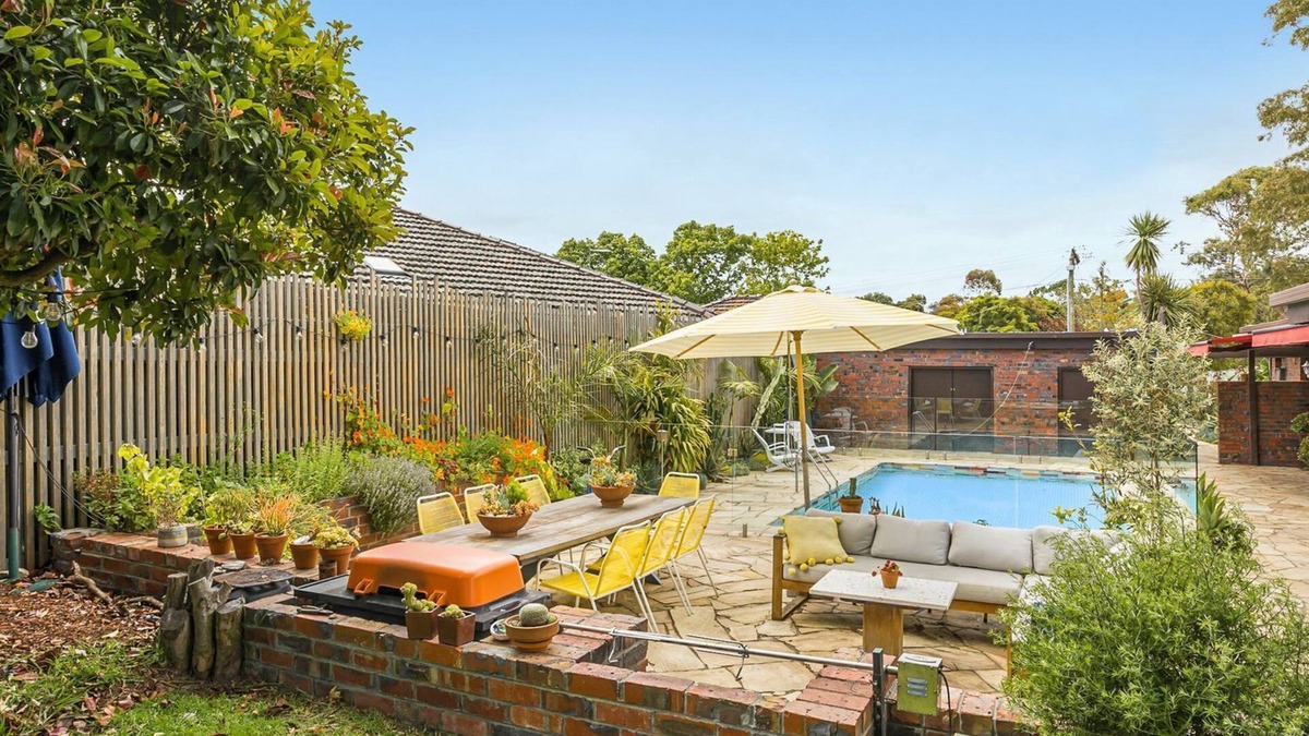 Frankston South House | Hola - Holiday House with Pool