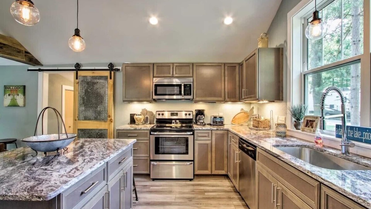 Holcombe Cottage | Holcombe Lakefront Cottage