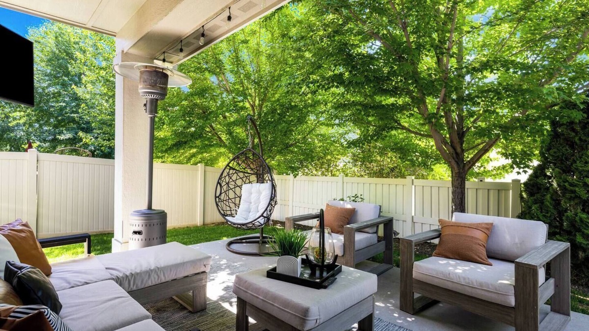 Northwest Boise City House | Hole in One Place with Jacuzzi. 4 Bedrooms 1 King and 3 Queens with Ping Pong - Darts - Slots Machines and Game Room. With 4 comfortable bedrooms, 2.5 bathrooms, an office, a bonus game/workout room, and a cozy outdoor s space to relax in the Jacuzz