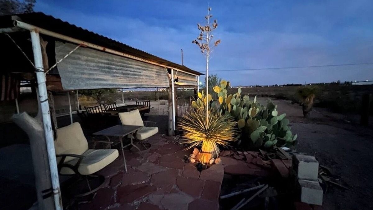 Columbus House | Hole in the Wall Getaway - USA/MEXICO Border Bed & Breakfast