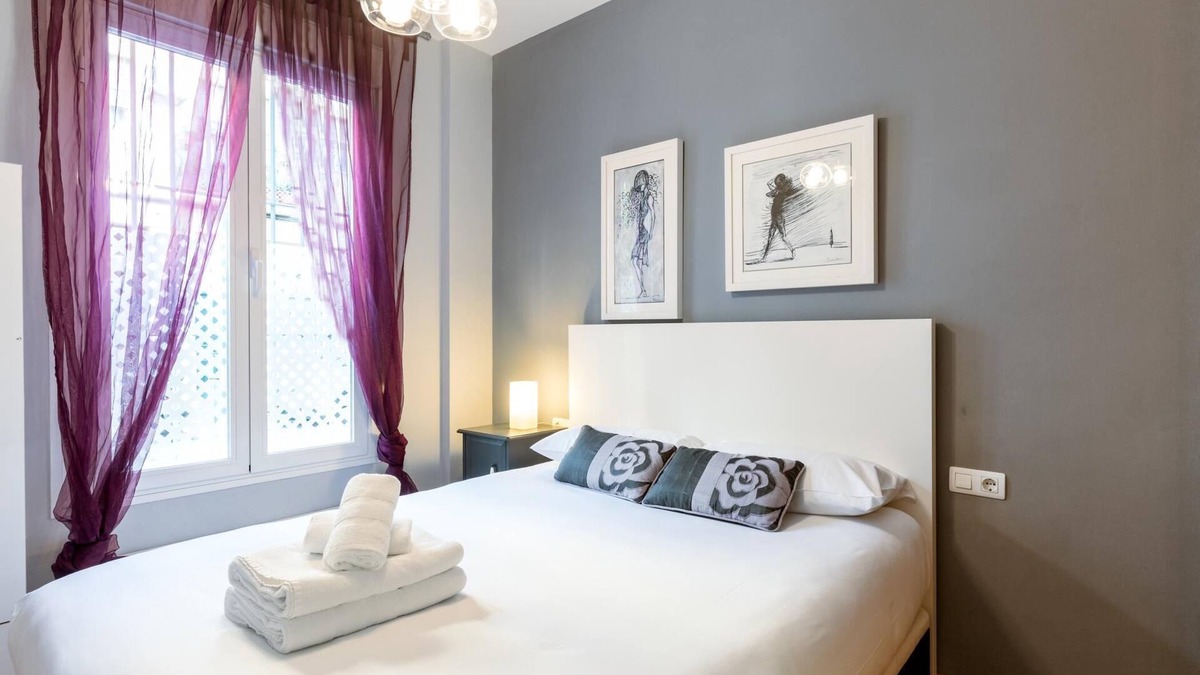 Nervion Apartment | Holi-Rent Goya 1 bedroom apartment in Nervión.