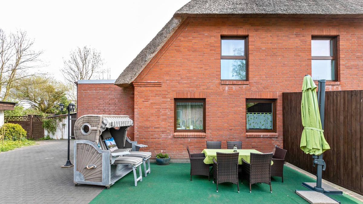 Wesselburener Deichhausen Apartment | Holiday Apartment "Nordlicht" in a Thatched House with Terrace and Wi-Fi
