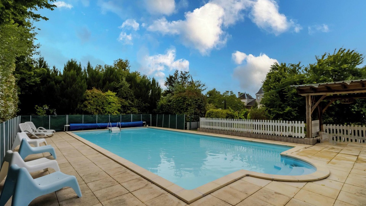 La Boissiere-d’Ans House | Holiday Home 'Salle De Musique' with Mountain View, Shared Pool and Wi-Fi