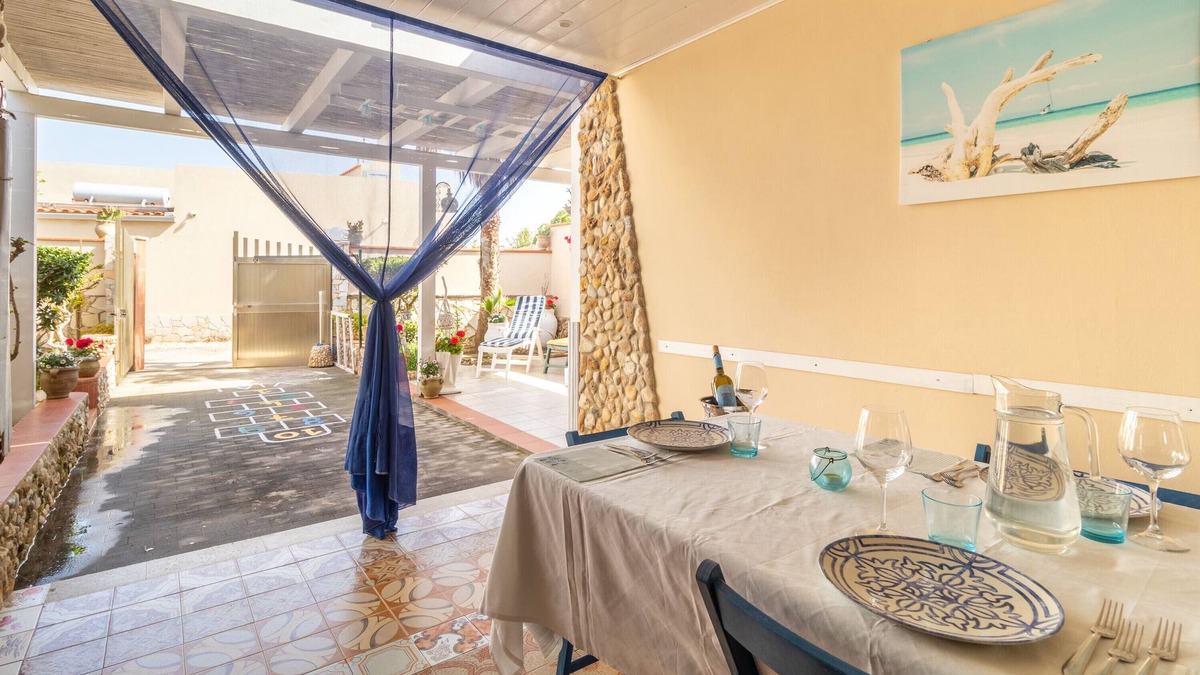 Portopalo di Capo Passero House | Holiday Home 'Loft Le Palme' with Private Terrace, Wi-Fi and Air Conditioning