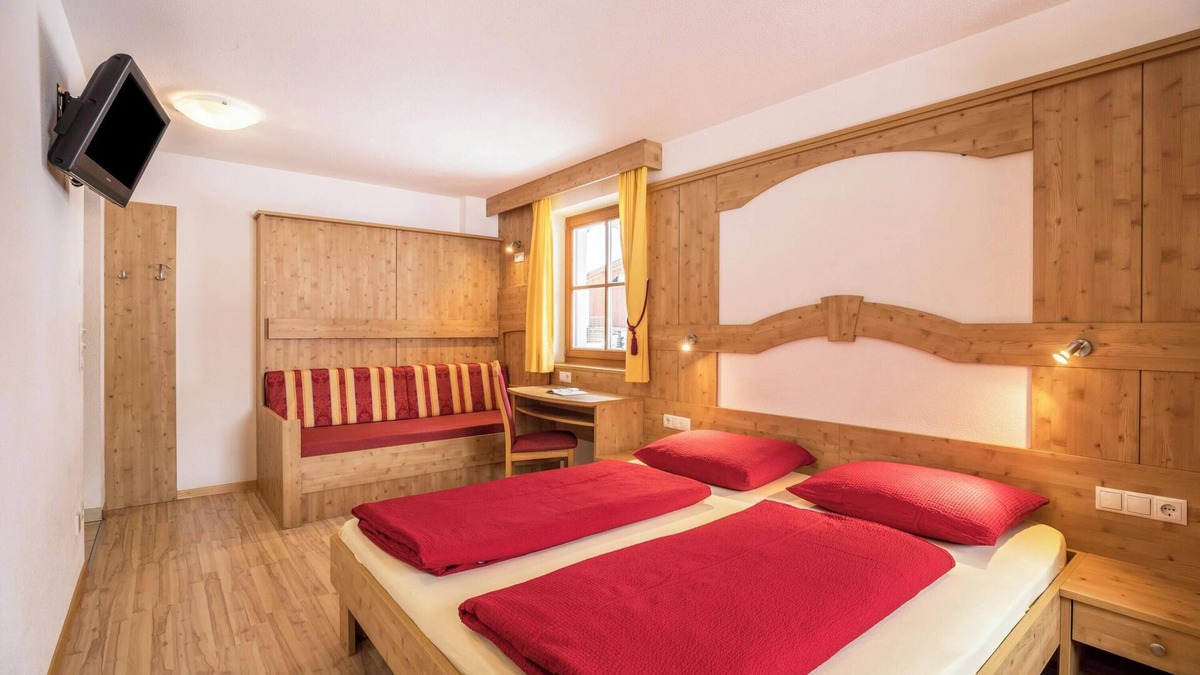 Valle Aurina Apartment | Holiday Apartment "Hollenze - Gruberhof" with Wi-Fi & Mountain View