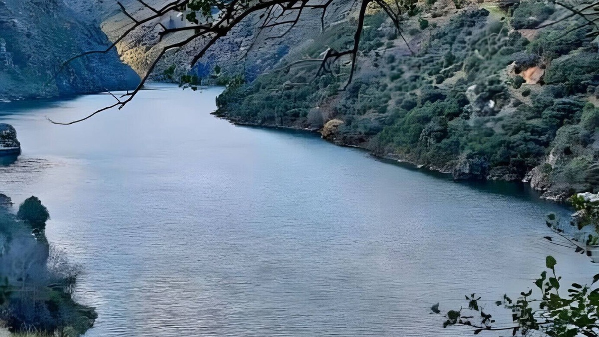 Aldeadavila de la Ribera House | Holiday Home 'Luz Mar' with Private Terrace, Shared Garden and Wi-Fi