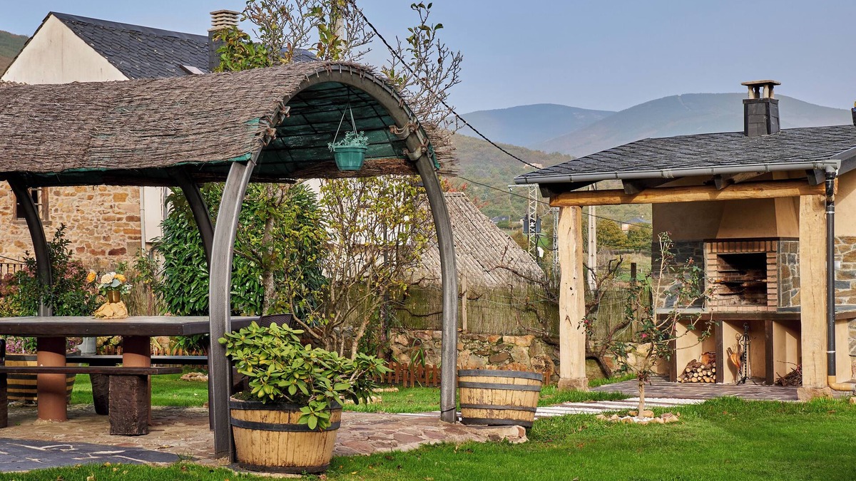 Noceda House | Holiday Home 'Casa Rural Abuelo Jose' with Mountain Views, Private Pool and Wi-Fi