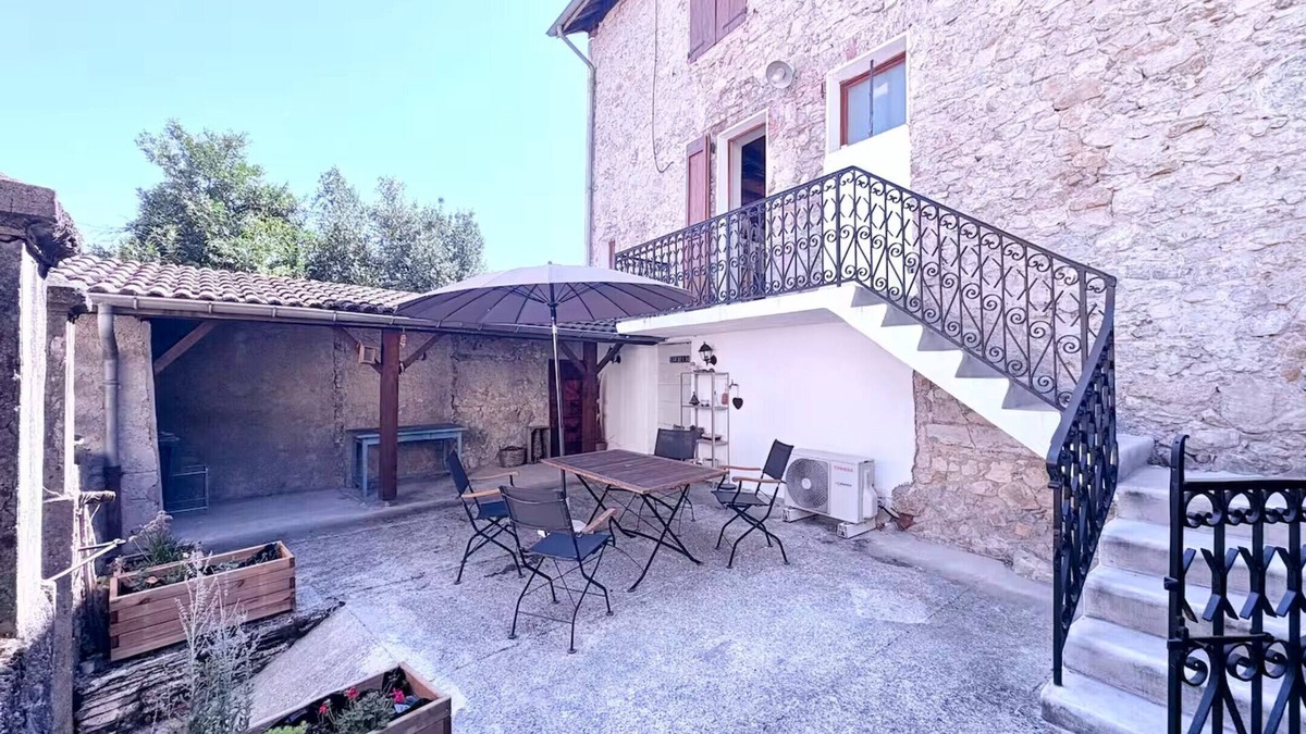 Saint-Vincent-de-Mercuze House | Holiday Home 'Casa Mialy - Clim Wifi Terrasse' with Mountain View, Wi-Fi and Air Conditioning
