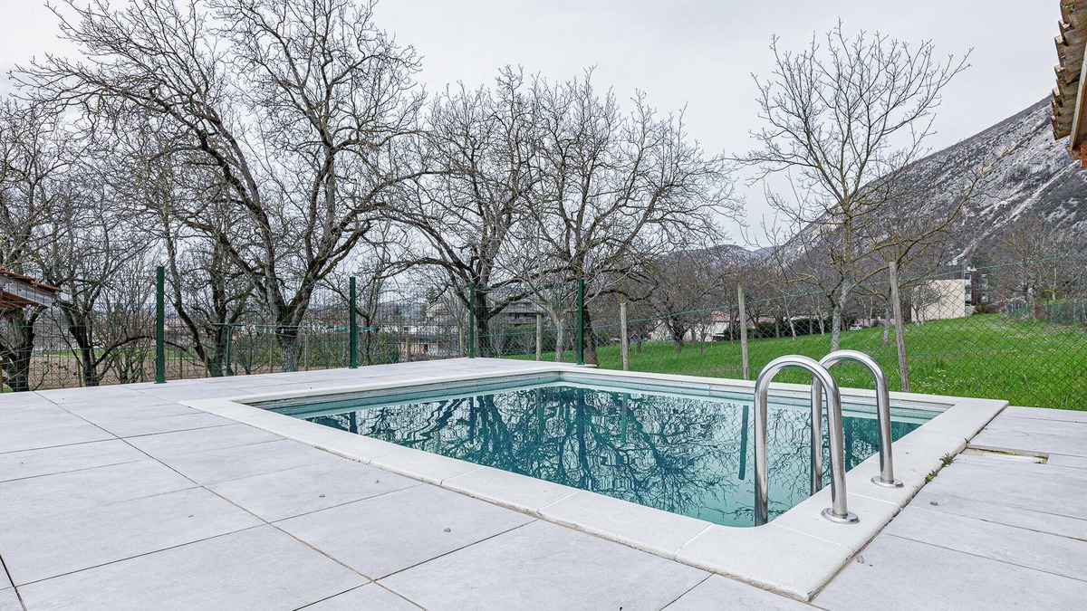 Sainte-Eulalie-en-Royans House | Holiday Home 'La Maison Dans Les Noyer' with Private Pool, Wi-Fi and Air Conditioning