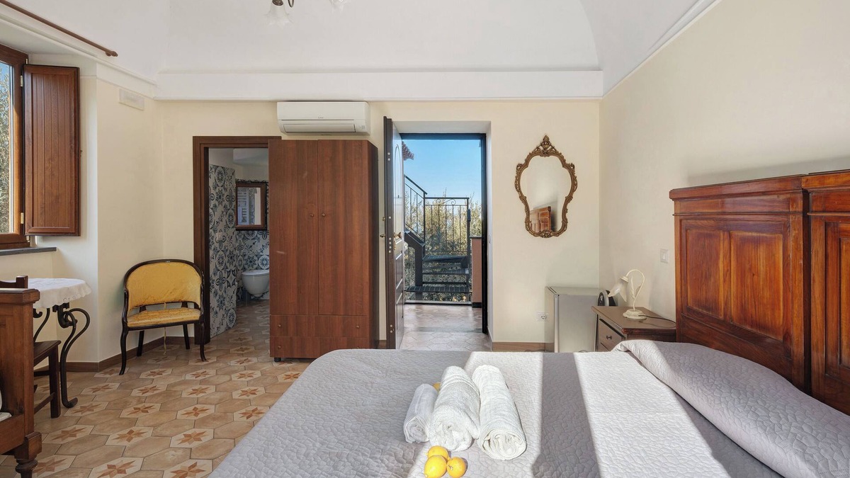 Monte Chiaro House | Holiday Home 'Camera Ulivo Con Vista Mare' with Sea View, Wi-Fi and Air Conditioning