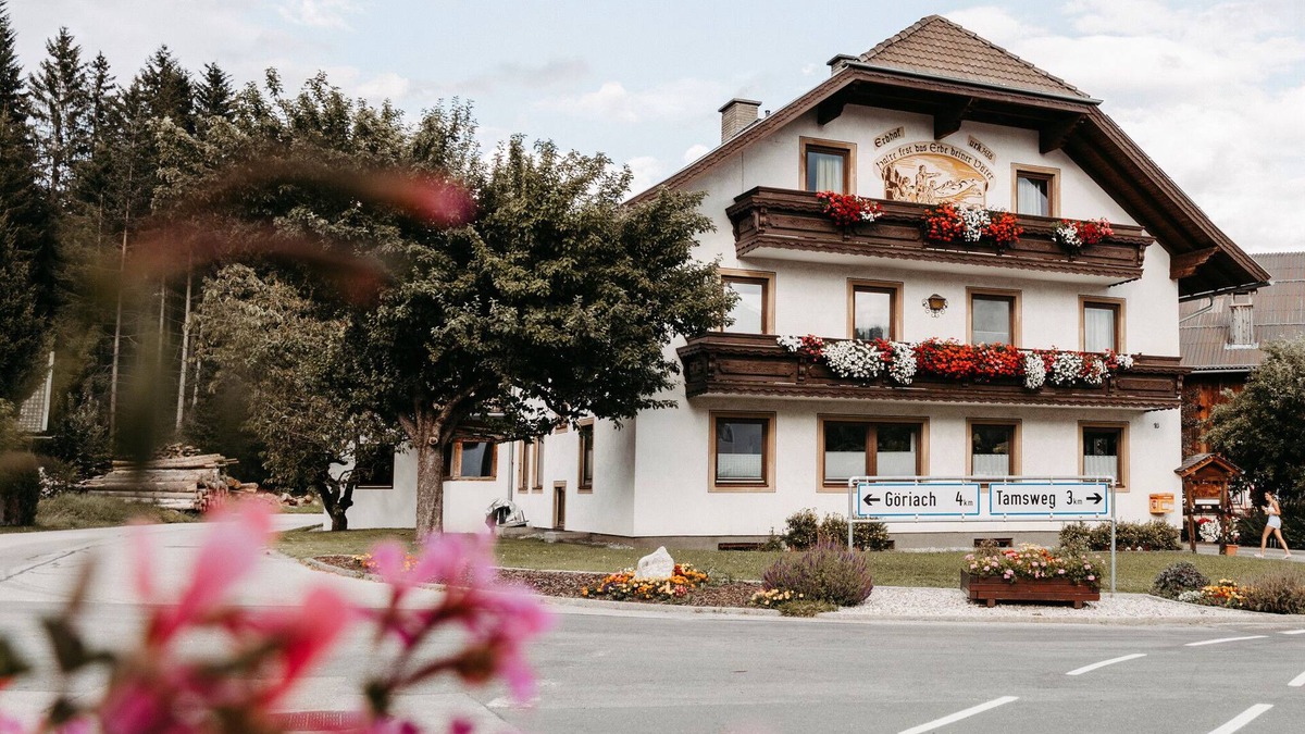 Sankt Andrae im Lungau Apartment | Holiday Apartment 'Seifterhof - No 2' with Mountain View, Shared Terrace and Wi-Fi