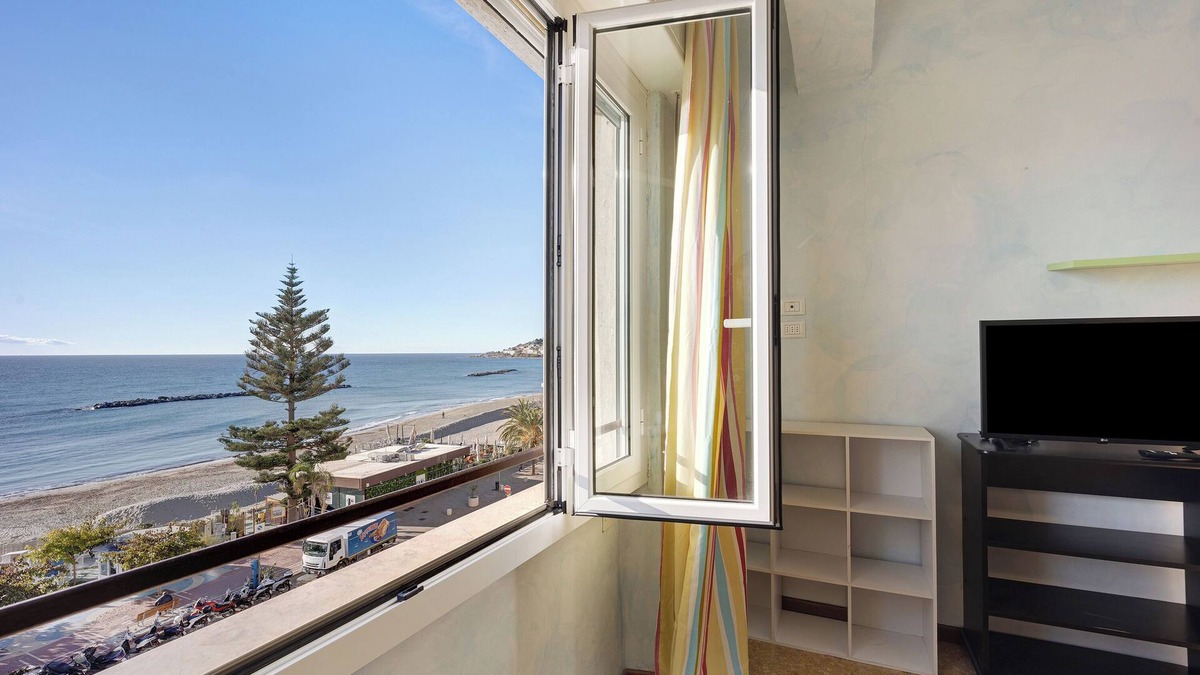 Arma di Taggia House | Holiday Accommodation "Casa Fronte mare" with sea front view