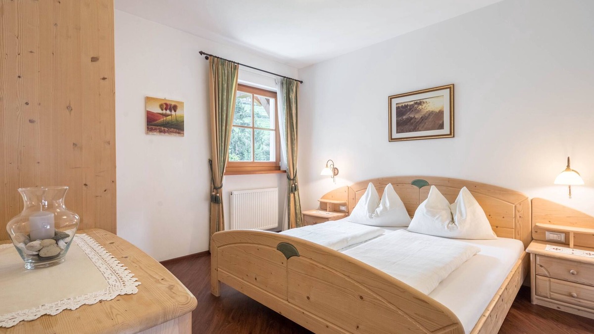 Caines Apartment | Holiday Apartment "Tischlerhof - Typ B" with Wi-Fi, Terrace and Mountain View