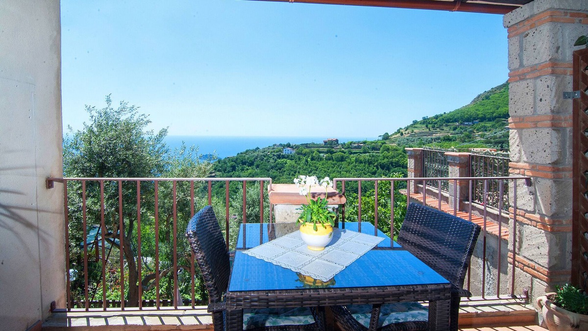 Colli di Fontanelle Apartment | Holiday Apartment "Li Galli Romantica" with Sea View, Balcony & Wi-Fi