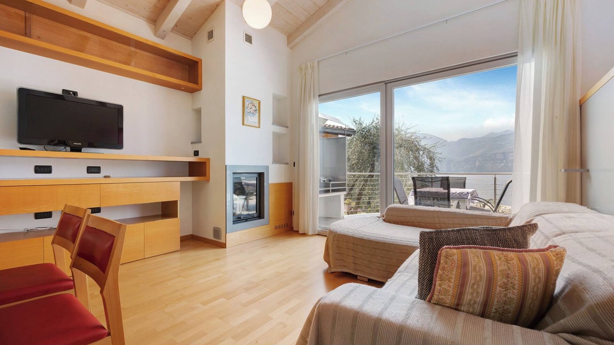 Magugnago Apartment | Holiday Apartment "Casa-Lago Suite" with Lake View, Shared Pool & Wi-Fi