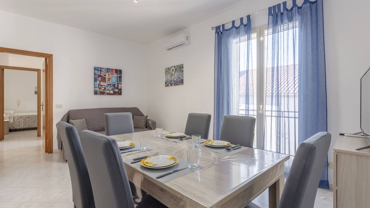 Contessa Entellina Apartment | Holiday Apartment "Contessa Vacanze Byron" with Mountain View, 2 Balconies & Wi-Fi