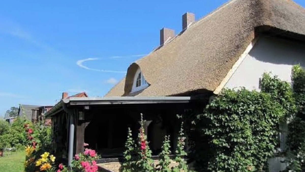 Klockenhagen Apartment | Holiday Apartment 'Koras Dachkammer' with Private Garden