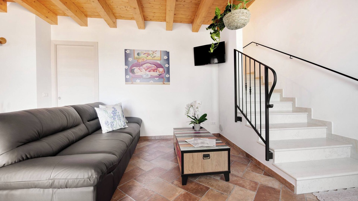 Caprino Veronese Apartment | Holiday Apartment "Casale La Coccinella Lavanda" with Shared Garden, A/C & Wi-Fi
