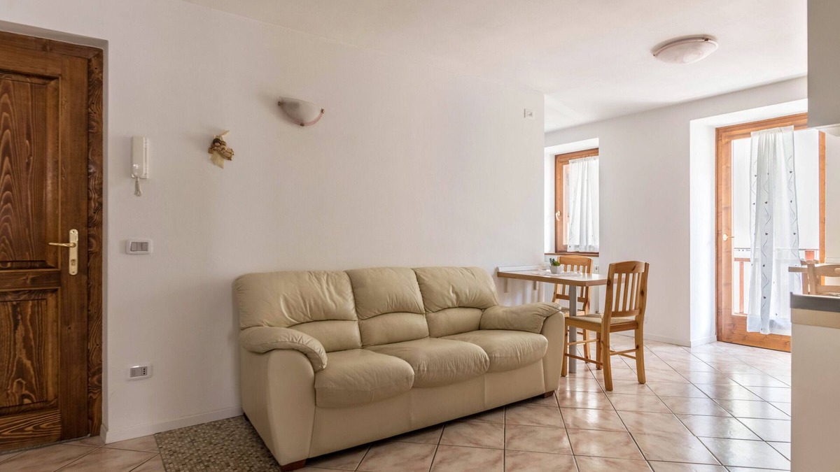 Baselga di Pine Apartment | Holiday Apartment 'Appartamento Lucia' with Private Balcony & Wi-Fi