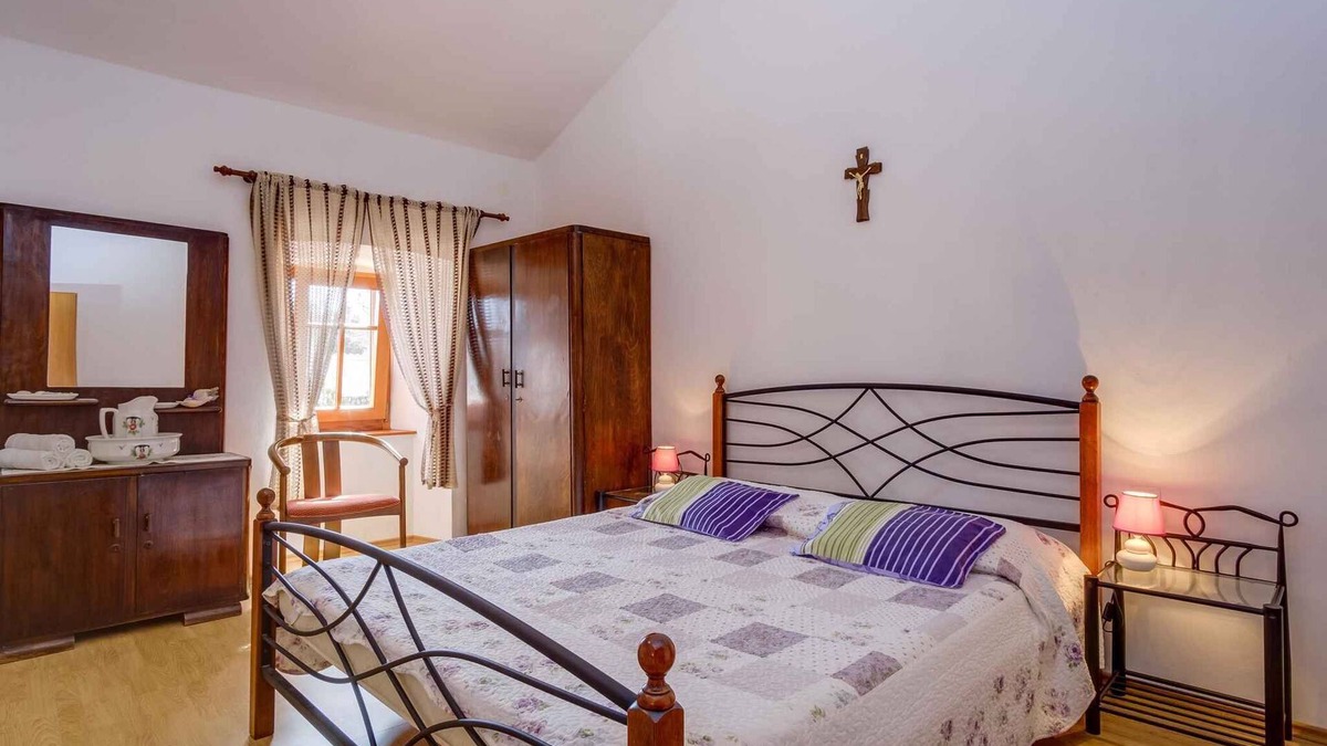 Sveti Jakov Apartment | Holiday apartment air conditioning and Internet in a quiet location