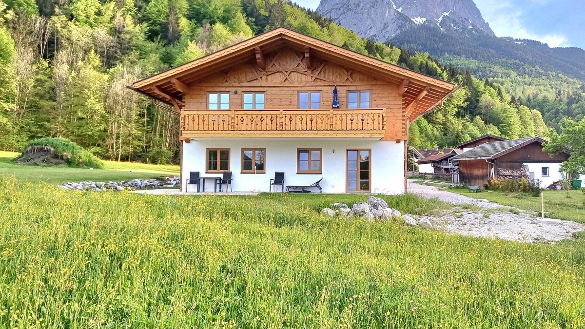 Hammersbach Apartment | Holiday Apartment "Alpenveilchen" with Mountain View, Private Terrace & Wi-Fi