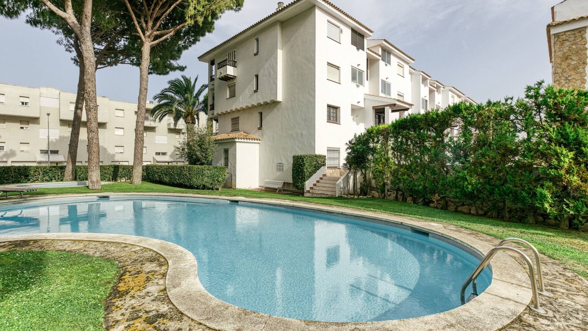 L'Escala Apartment | Holiday Apartment "Amarres" with Shared Pool, Balcony & Wi-Fi