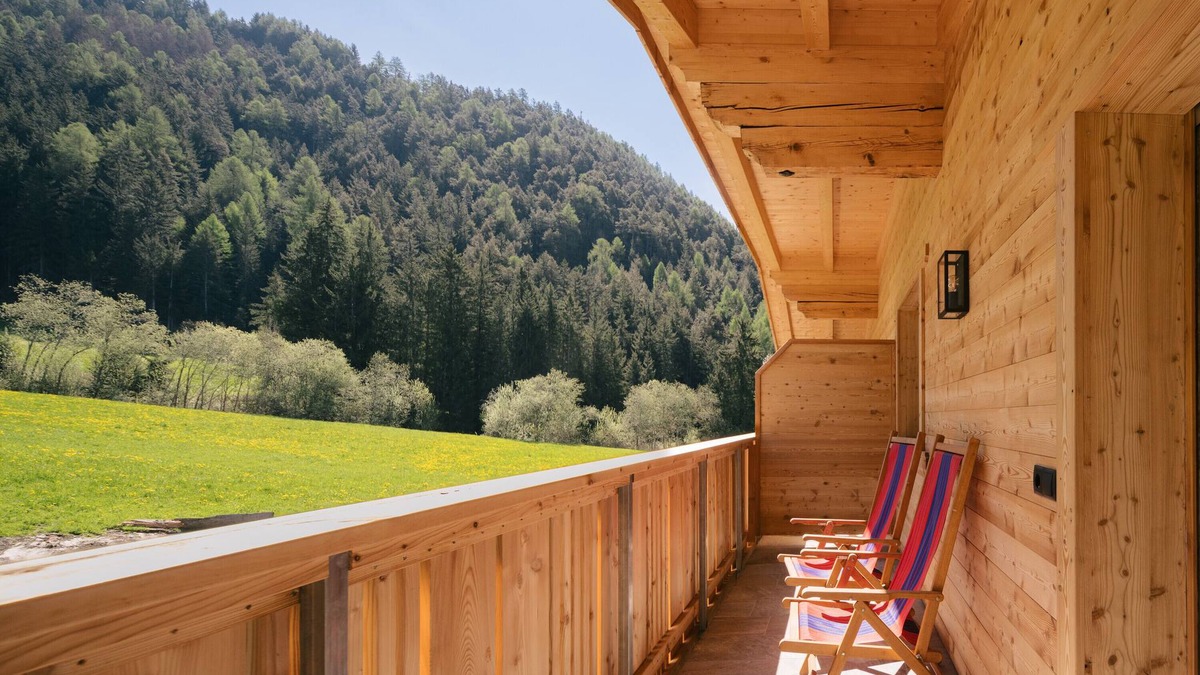 Luson Apartment | Holiday Apartment "Balbeinhof Apt Reh" with Mountain View, Balcony & Wi-Fi