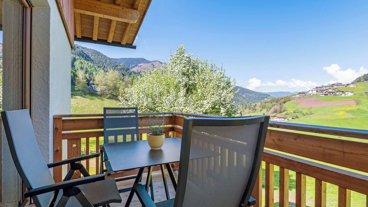 Villnoss Apartment | Holiday Apartment 'Baumannhof Apartment Aria' with Mountain View, Shared Terrace and Wi-Fi