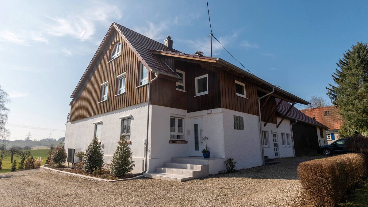 Bergfeld Apartment | Holiday Apartment 'Bergfeld' with Shared Garden, Balcony and Wi-Fi