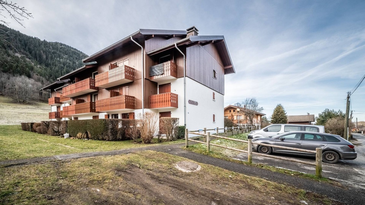 Bernex Apartment | Holiday Apartment "Bernex - 3 Personnes" with Mountain View & Private Terrace