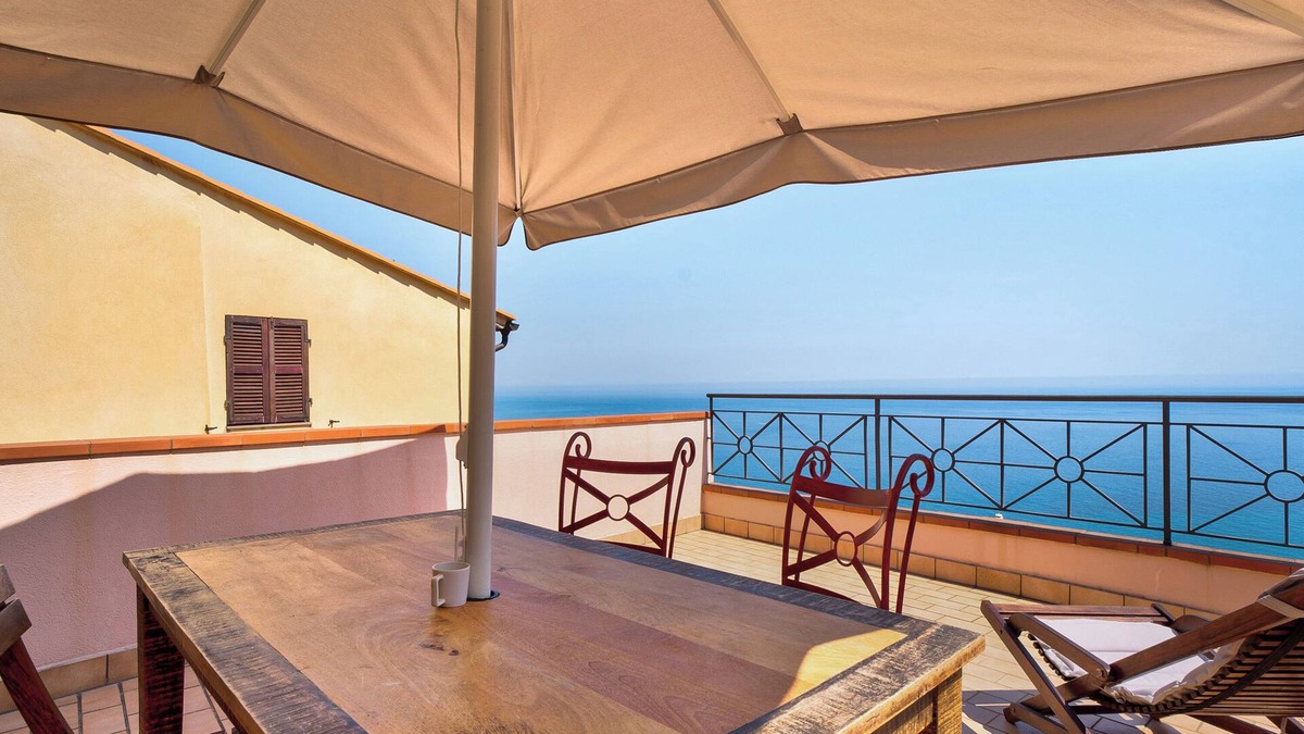 Latte Apartment | Holiday Apartment "Casa Scotland" with Sea View, Private Terrace & Wi-Fi