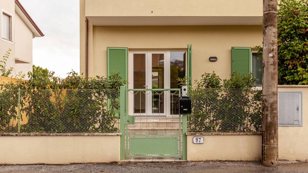 Ripa-Pozzi-Ponterosso Apartment | Holiday Apartment "Casa Bruna" with Private Garden & Wi-Fi