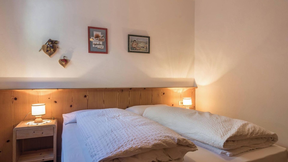 Alba Apartment | Holiday Apartment Casa Lorenz 2 with Mountain View, Wi-Fi & Garden