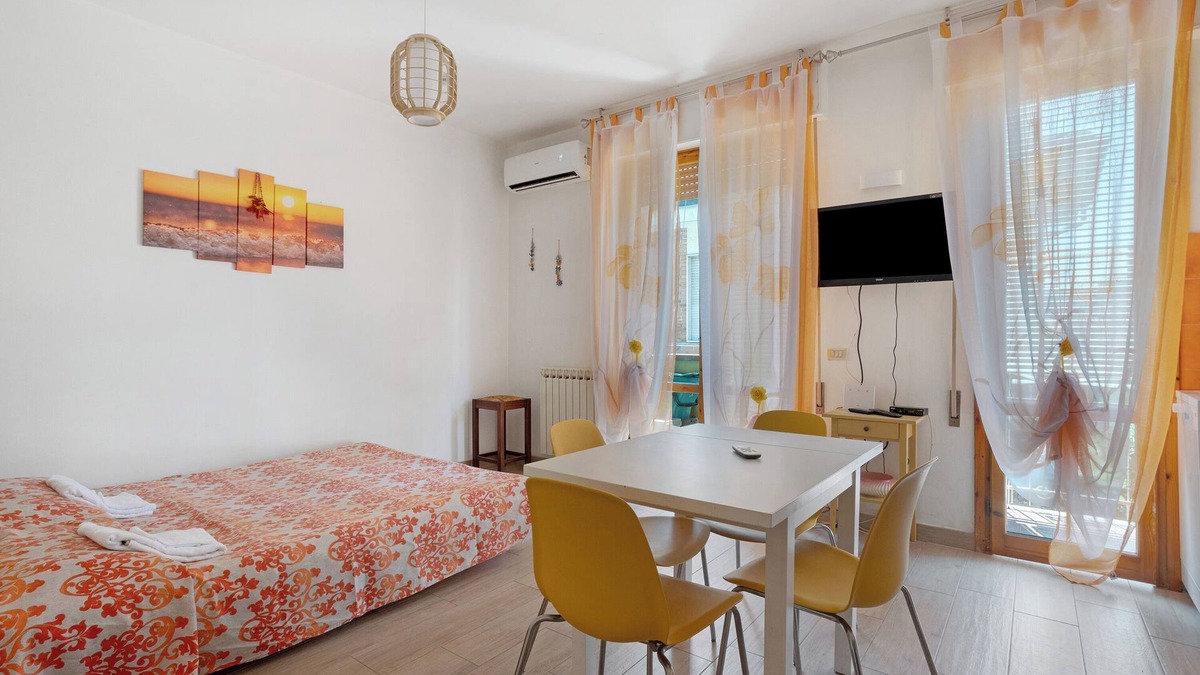 Ex Campo d'Aviazione Apartment | Holiday Apartment 'Coral House Viareggio' with Balcony