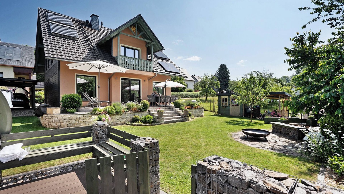 Borstendorf Apartment | Holiday Apartment Arzgebirg with Whirlpool, Private Terrace, Treehouse for Children