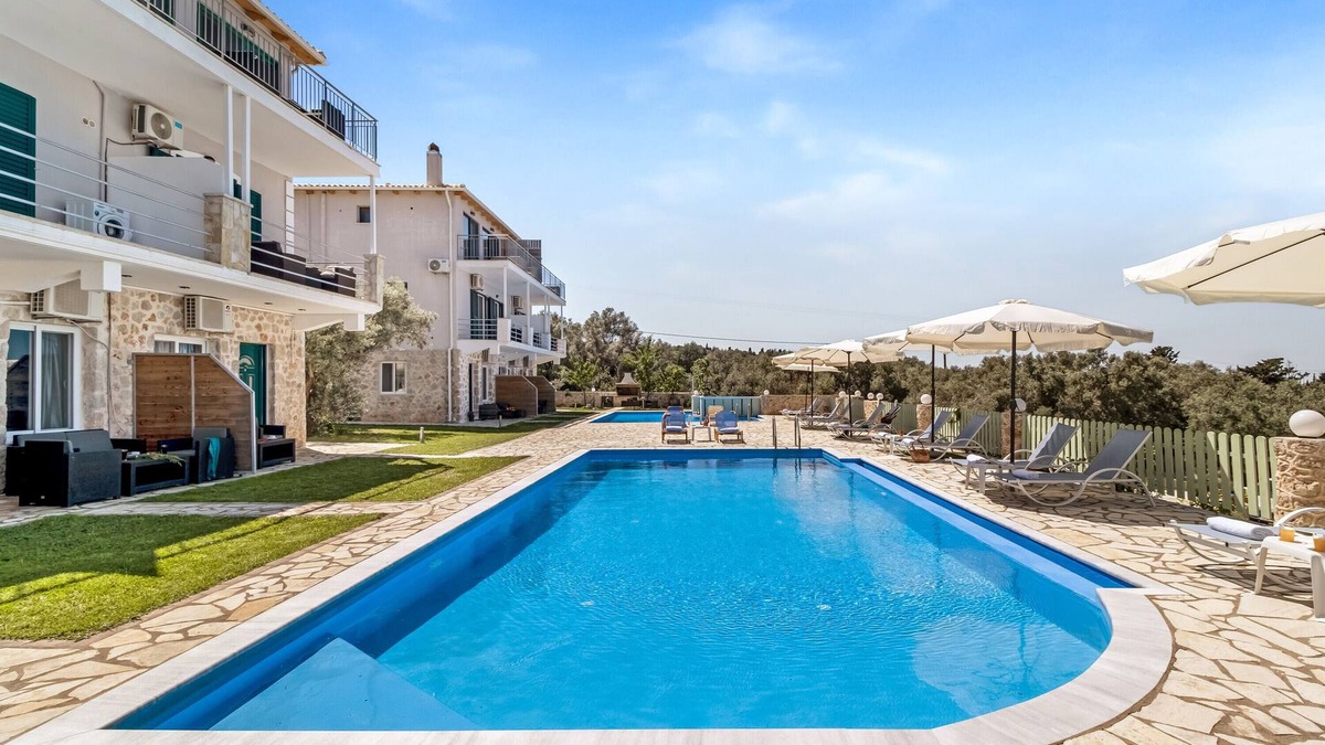 Tsoukaladhes Apartment | Holiday Apartment 'Deluxe King Suite 6' with Sea View, Shared Pool & Wi-Fi