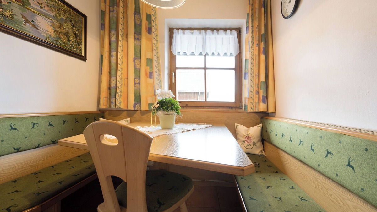 Spinga Apartment | Holiday Apartment "Dolomitenblick" with Mountain View, Balcony & Wi-Fi