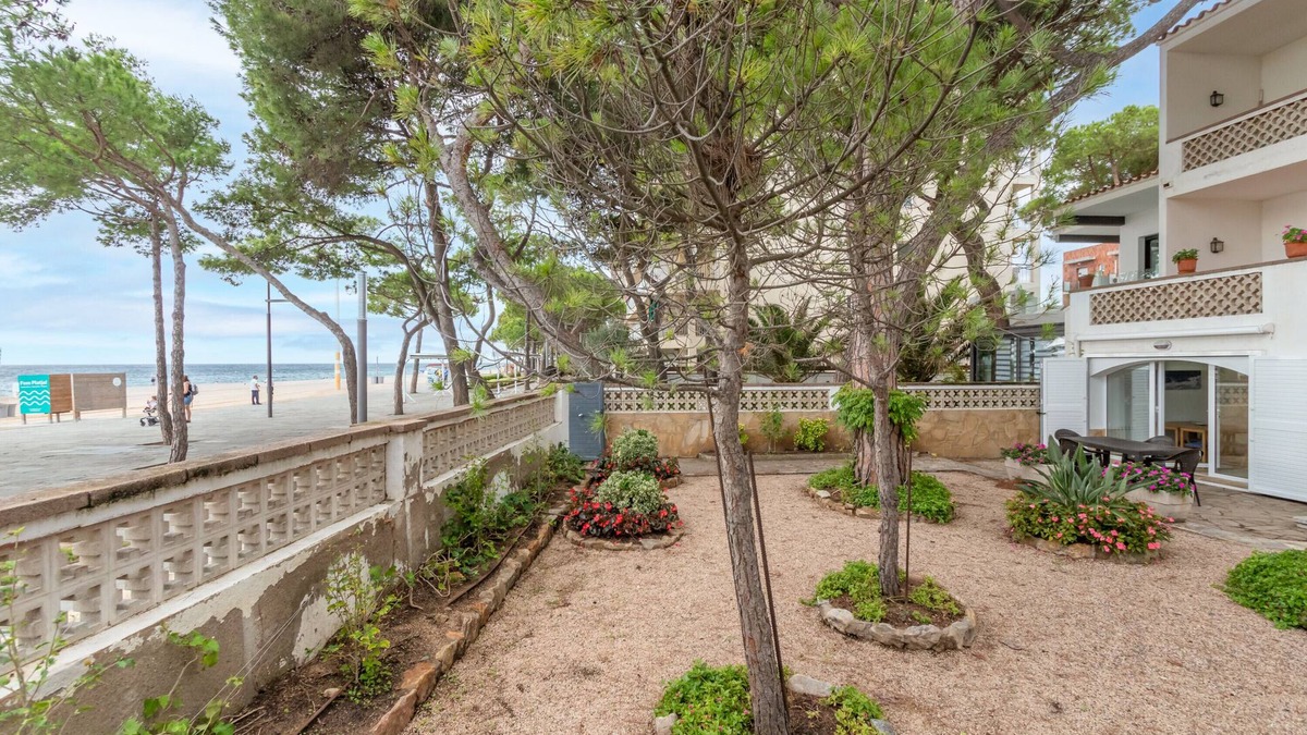 Platja d'Aro Apartment | Holiday Apartment "Planta Baixa" with Private Garden & Wi-Fi