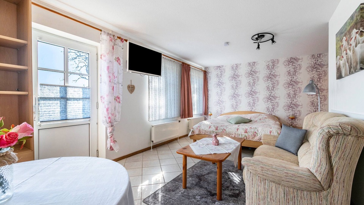 Pellworm Apartment | Holiday Apartment 'Fewo Heinke' with Private Terrace, Private Garden and Wi-Fi