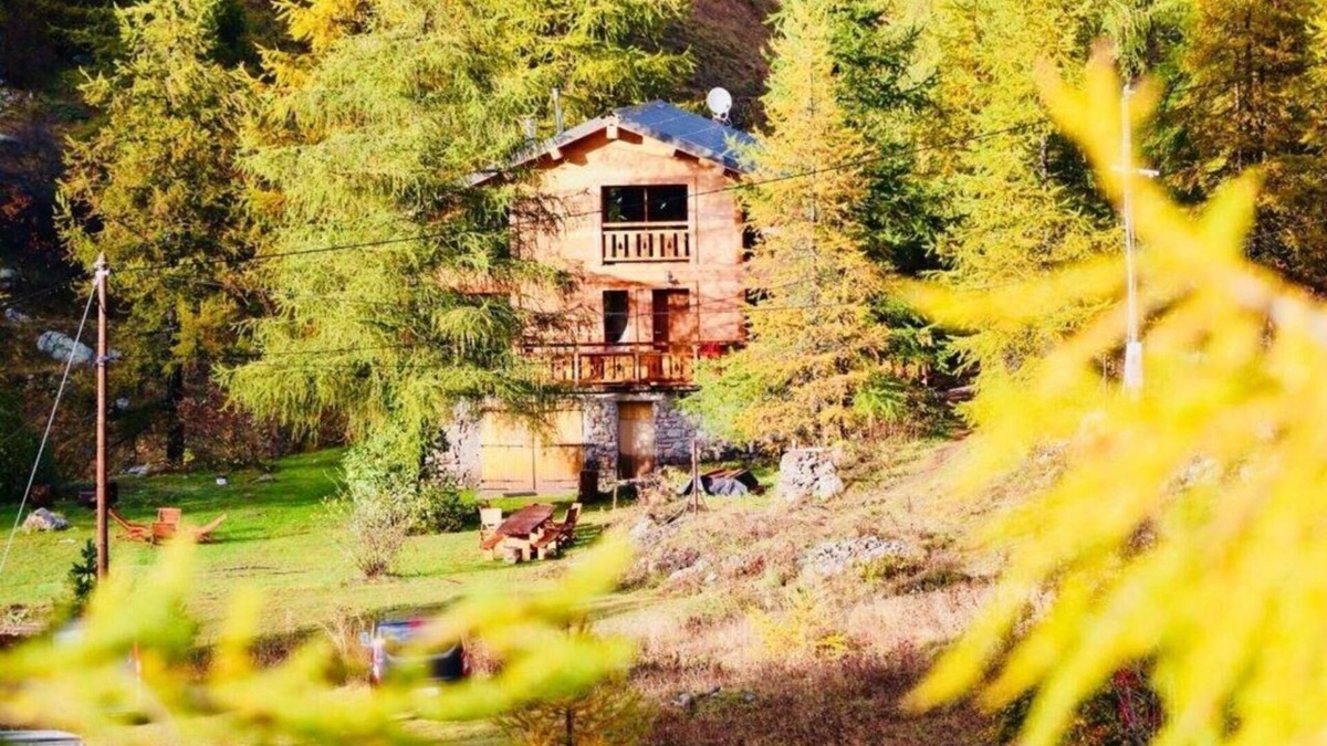 Belvedere Apartment | Holiday Apartment "Gte T3 Le Balarino - Mercantour1" with Mountain View, Shared Garden & Wi-Fi