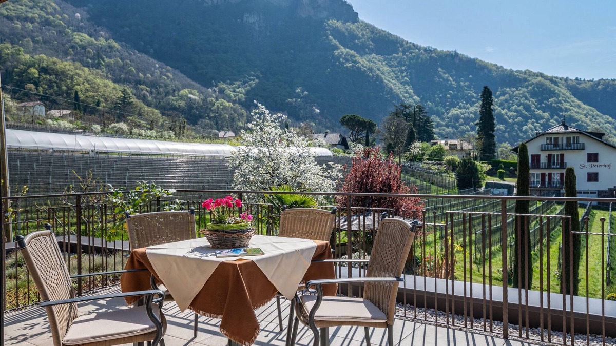 Terlano Apartment | Holiday Apartment "Haus Rosengarten D" with Mountain View, Private Terrace & Wi-Fi