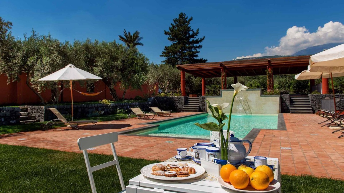 Linguaglossa Apartment | Holiday apartment with internet, garden and outdoor pool