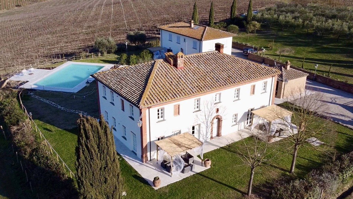 Valiano Apartment | Holiday Apartment "Peonie" with Shared Pool, Shared Garden & Wi-Fi