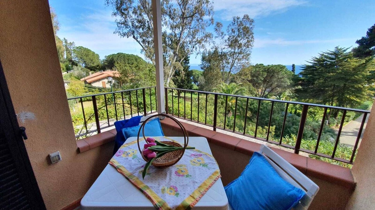 Capo D'arco Apartment | Holiday Apartment "Capo Arco Agrumeto" with Sea View, Pool & Balcony