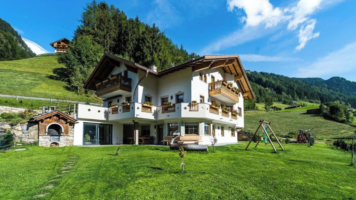 Valle Aurina Apartment | Holiday Apartment 'Rauchkofel' with Shared Whirlpool & Garden
