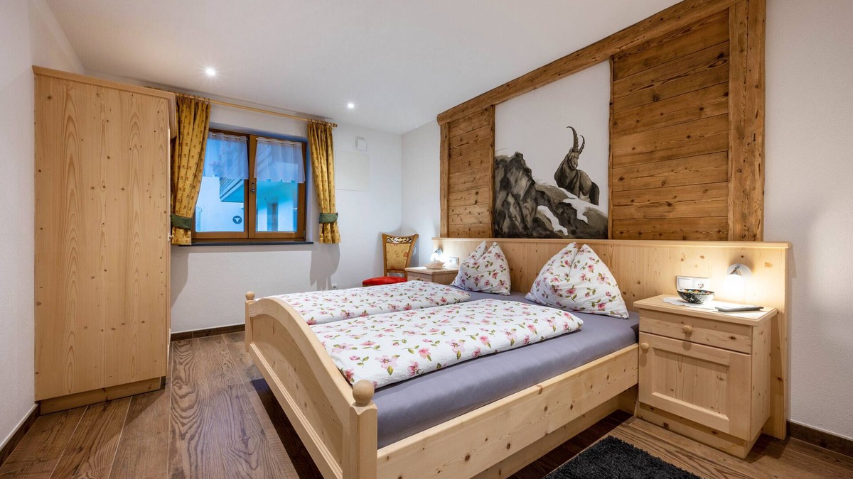 Valle Aurina Apartment | Holiday Apartment "Dreiherrenspitze" with Shared Whirlpool & Garden
