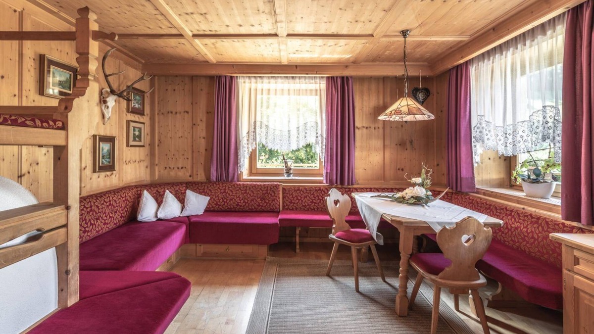 Valle Aurina Apartment | Holiday Apartment "Steinhaus XXL" with Mountain View, Shared Pool and Wi-Fi
