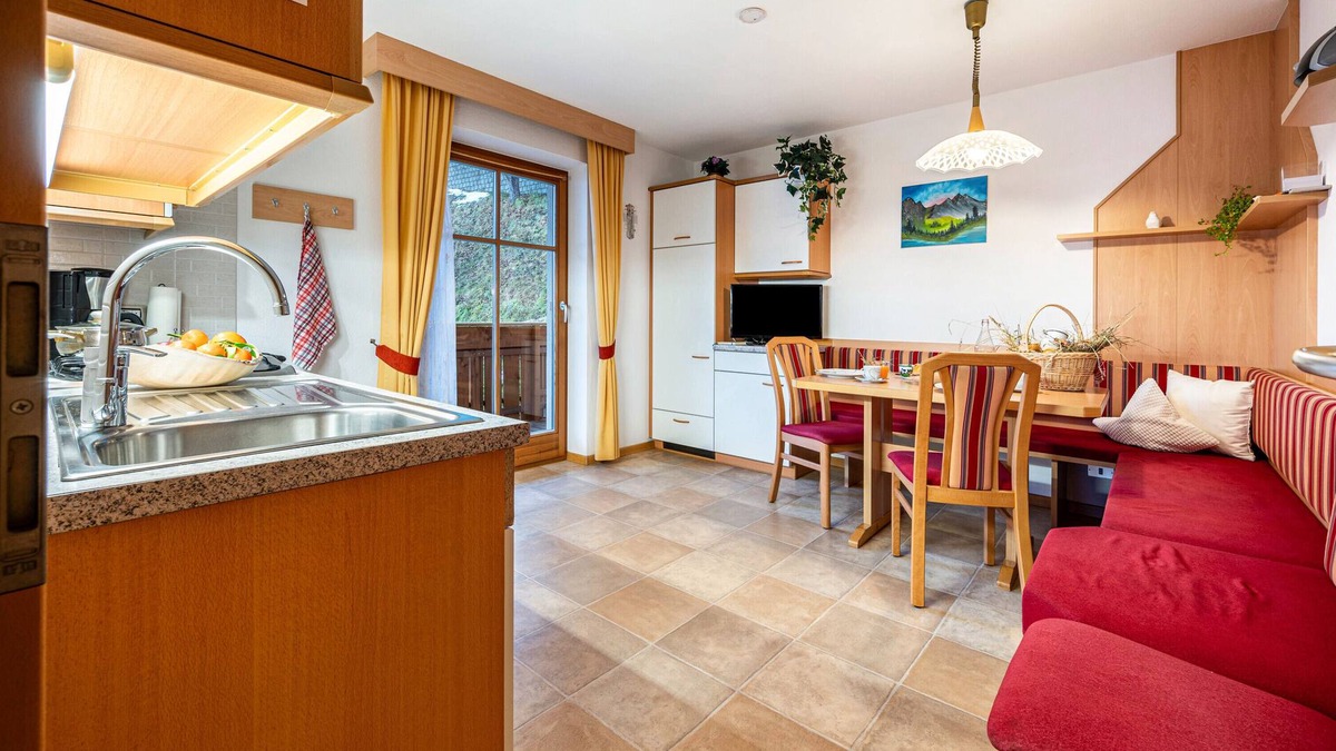 Cadipietra Apartment | Holiday Apartment "Niederkoflhof Klausberg" with Mountain View, Balcony & Wi-Fi
