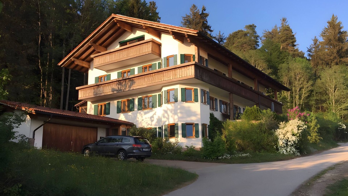 Friesenried Apartment | Holiday Apartment 'Löwenzahn' with Private Terrace, Shared Garden and Wi-Fi