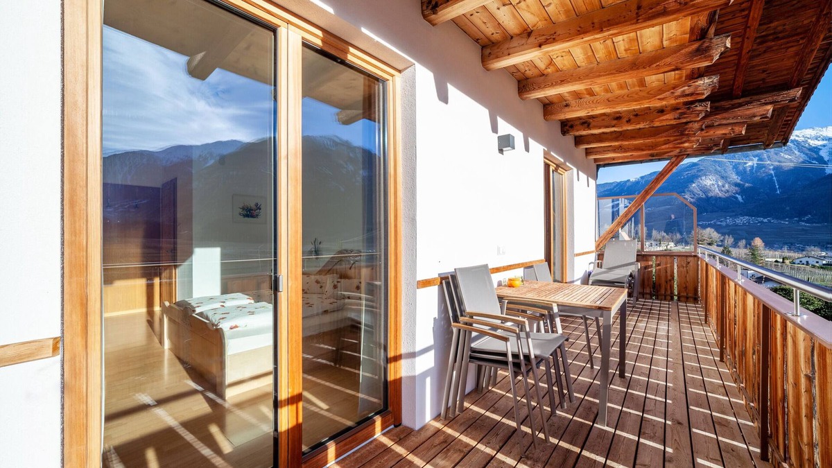 Laces Apartment | Holiday Apartment "Langstein Rose" with Mountain View, Balcony & Wi-Fi